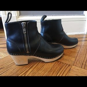 Swedish Hasbeens, Black Zip It Emy. Size 40